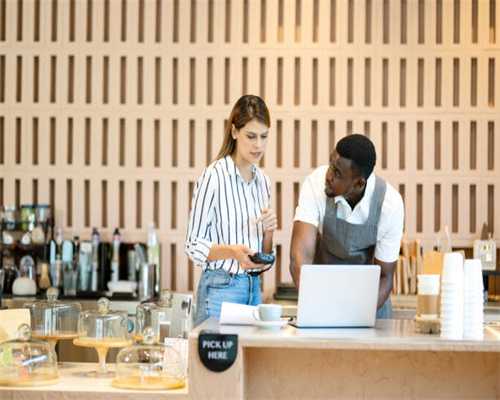 有次吃饭转桌子发现转不动,我使劲转还是转不动,一抬头发现了奥秘