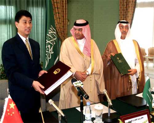 成龙亮相沪州老窑封藏大典，70岁模样，头发胡子花白了，令人泪目