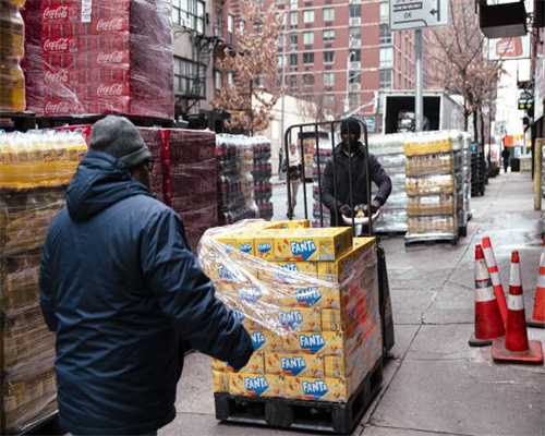 怒了!平顶山暴力执法锁喉、抓头发、夺手机，工作人员:看领导意见