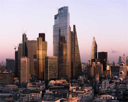 这是我见过最有气质的妈妈：62岁头发微卷却洋气，穿衣优雅好气质