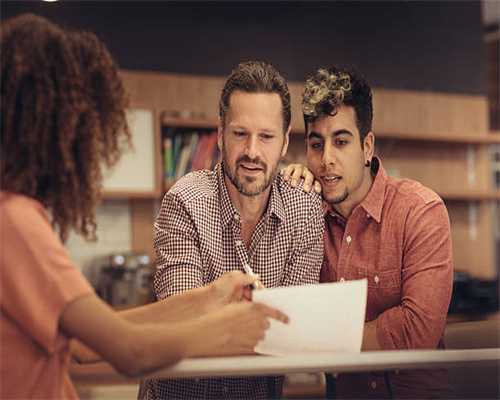 对有＂童秃＂的新生儿，应如何注意保护头发？才能促进毛发生长